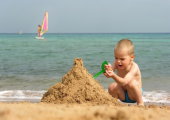 Приучаем малыша к пляжу