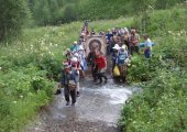 Туристов из тайги вывели участники крестного хода