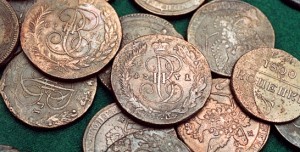 Старинные монеты из клада на выставке "История денежных реформ в России XVI-XX веков"